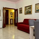Dan\' S Roman Home
